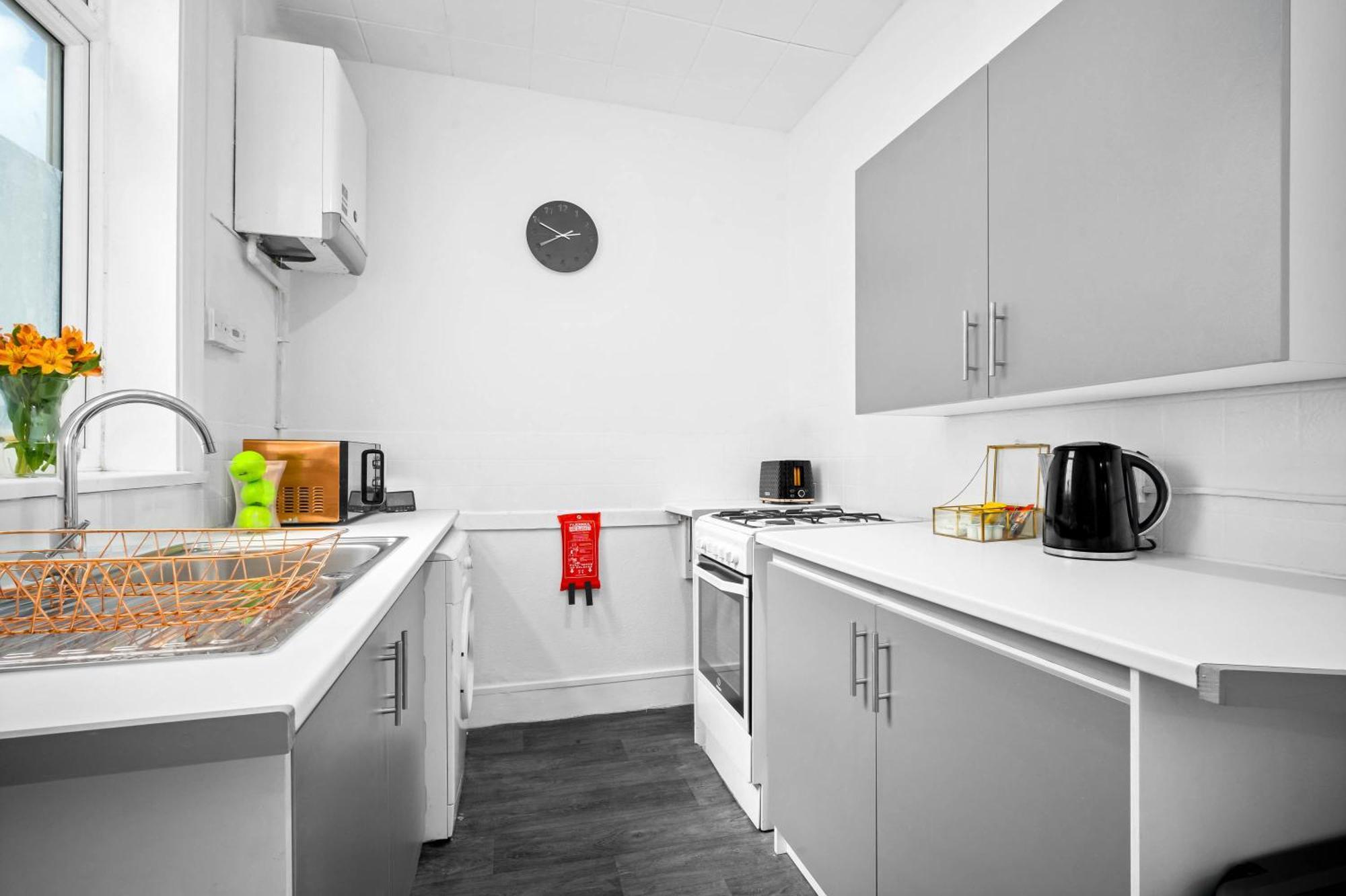 Modern 3 Bedroom House - Parking - Garden - Excellent Location - Top Rated - 181A