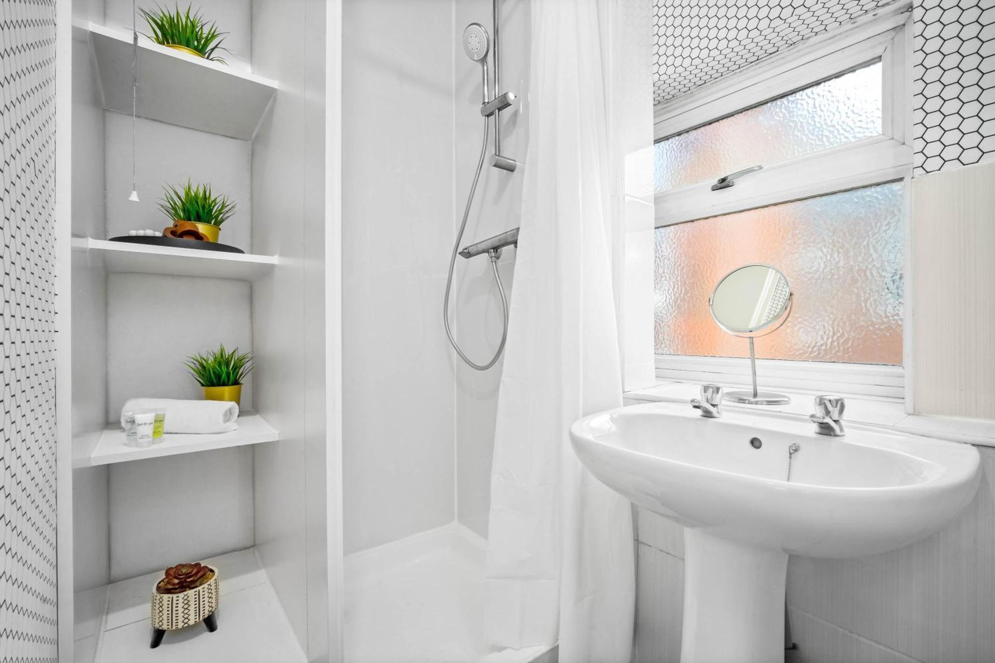 Modern 3 Bedroom House - Parking - Garden - Excellent Location - Top Rated - 181A Сasa de vacaciones