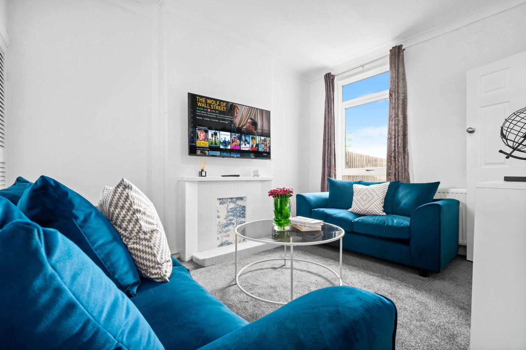 Modern 3 Bedroom House - Parking - Garden - Excellent Location - Top Rated - 181A